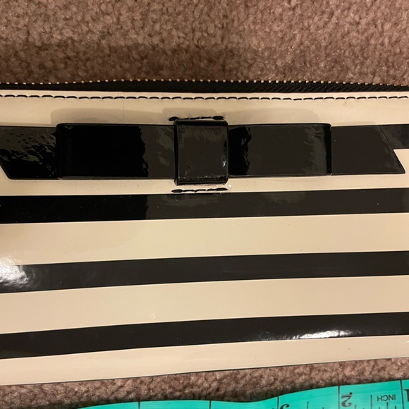 Kate Spade NWOT ivory/ black stripe wallet with patent bow - Picture 8 of 8